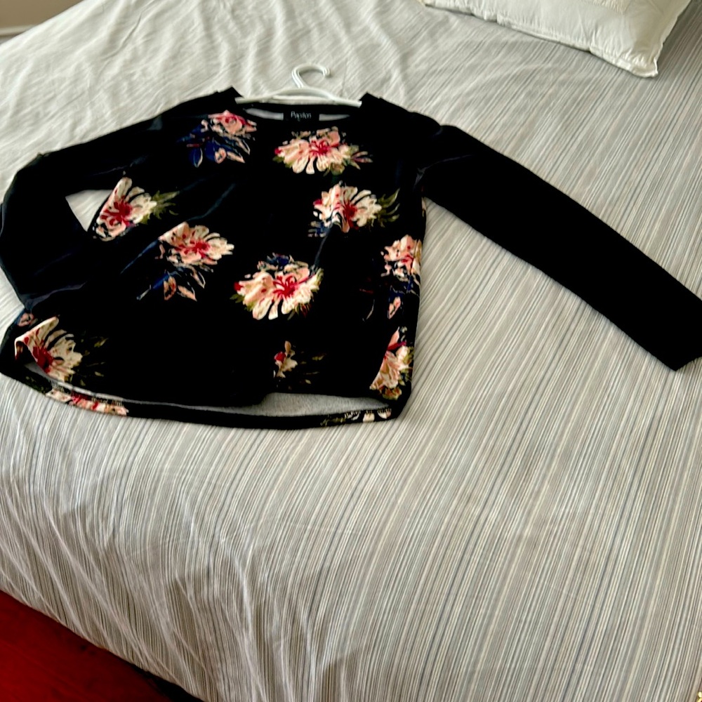 Very cute lightweight sweater - size M